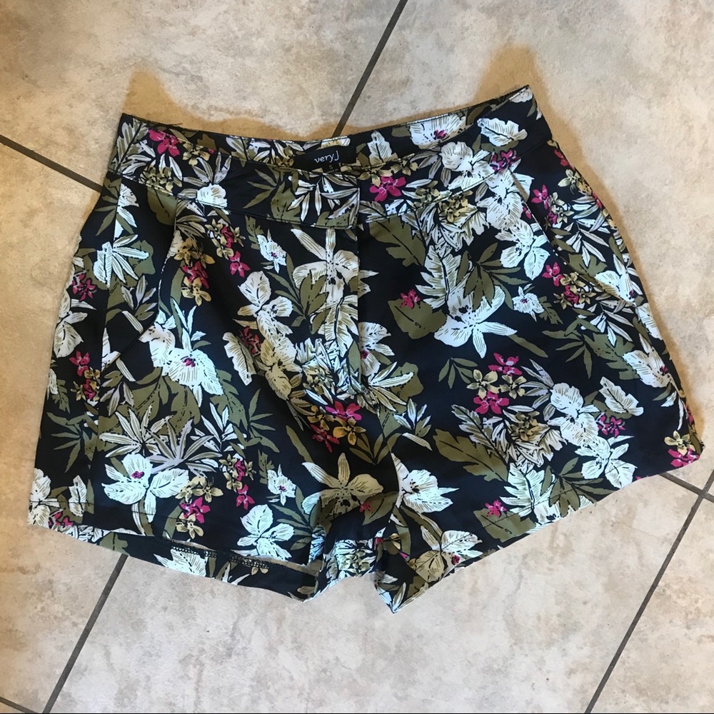Floral print shorts!